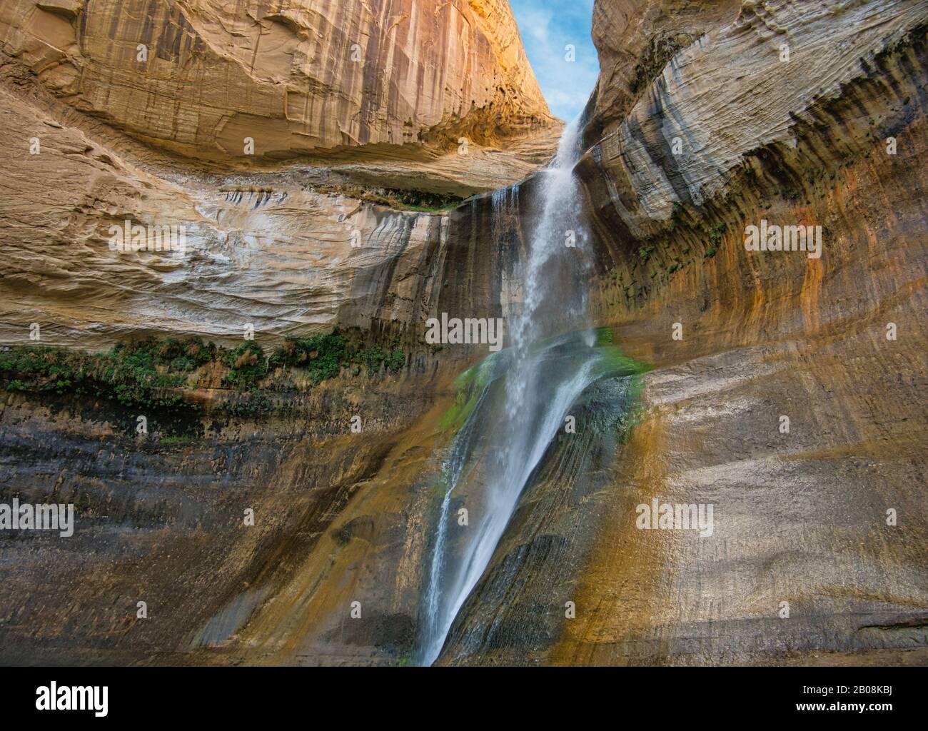 Ein sehr glatter Felsen, der vom Wasserfall in einer Schlucht aus moosig ist Stockfoto