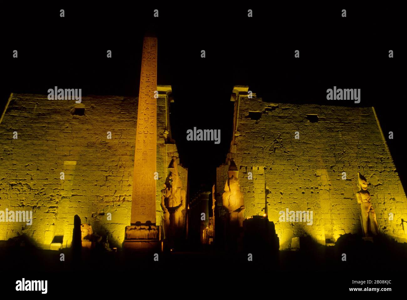 ÄGYPTEN, LUXOR, TEMPEL VON LUXOR NACHTS BELEUCHTET, OBELISK Stockfoto