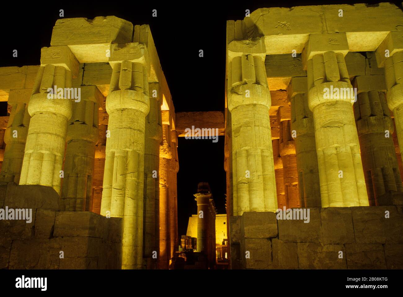 ÄGYPTEN, LUXOR, TEMPEL VON LUXOR NACHTS BELEUCHTET Stockfoto
