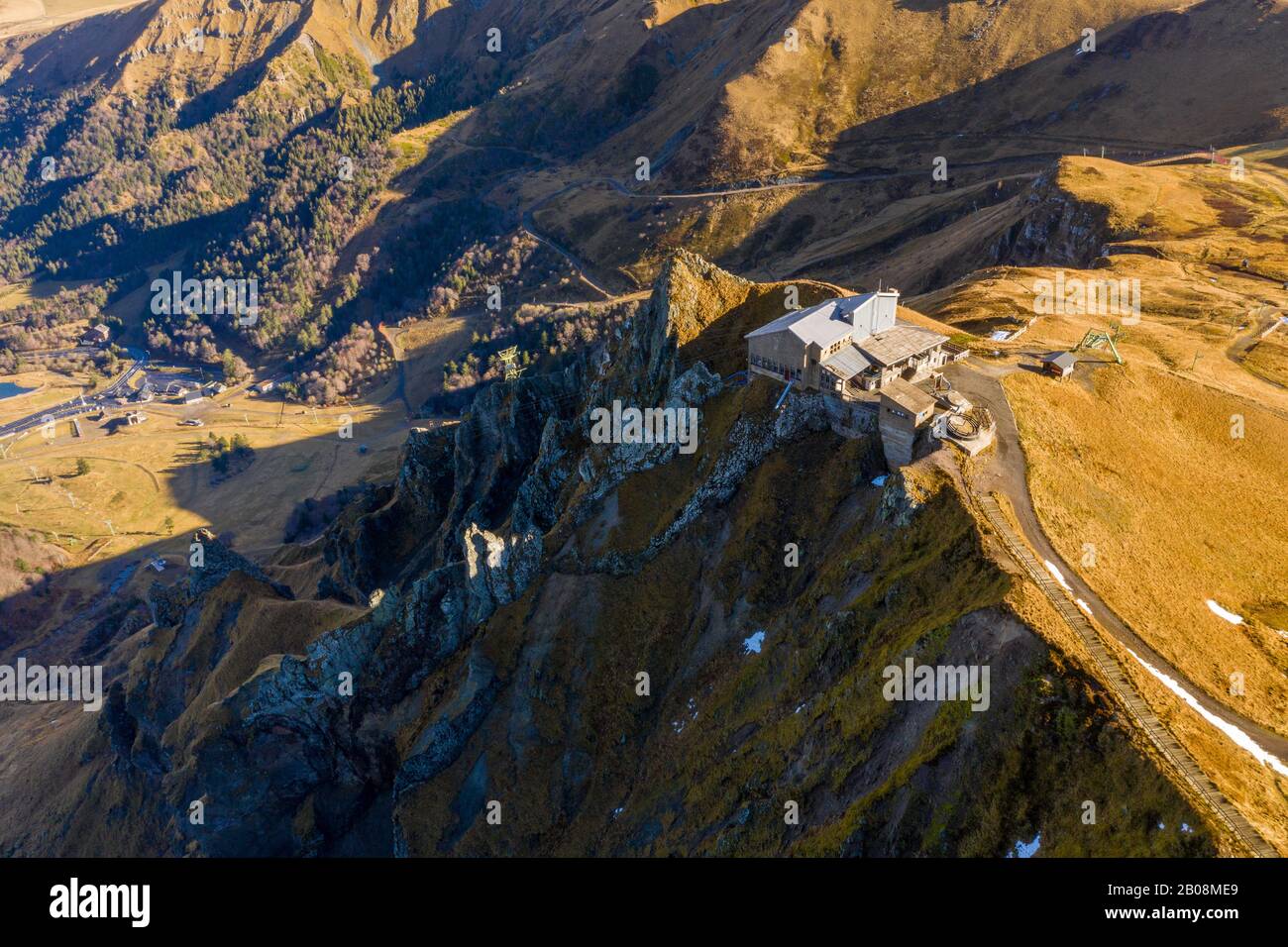 Luftbild von Pic du Sancy und Lichtwolken nach der Morgendämmerung. Frankreich im Herbst Stockfoto