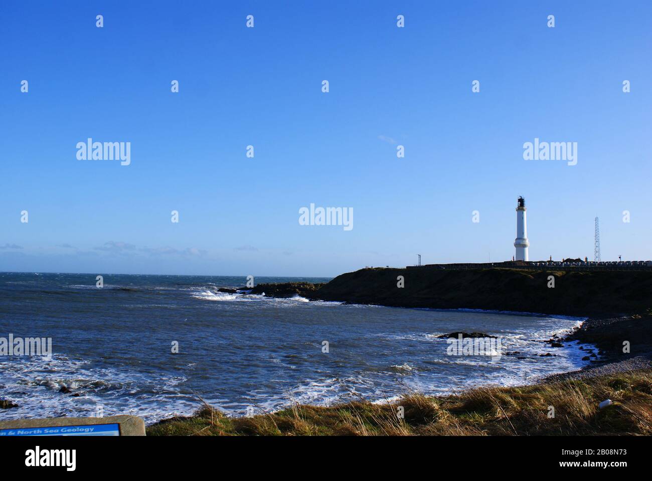 Aberdeen Coastline in Nigg Bay, Lighthouse in Distance, Aberdeen Feb 2020 Stockfoto