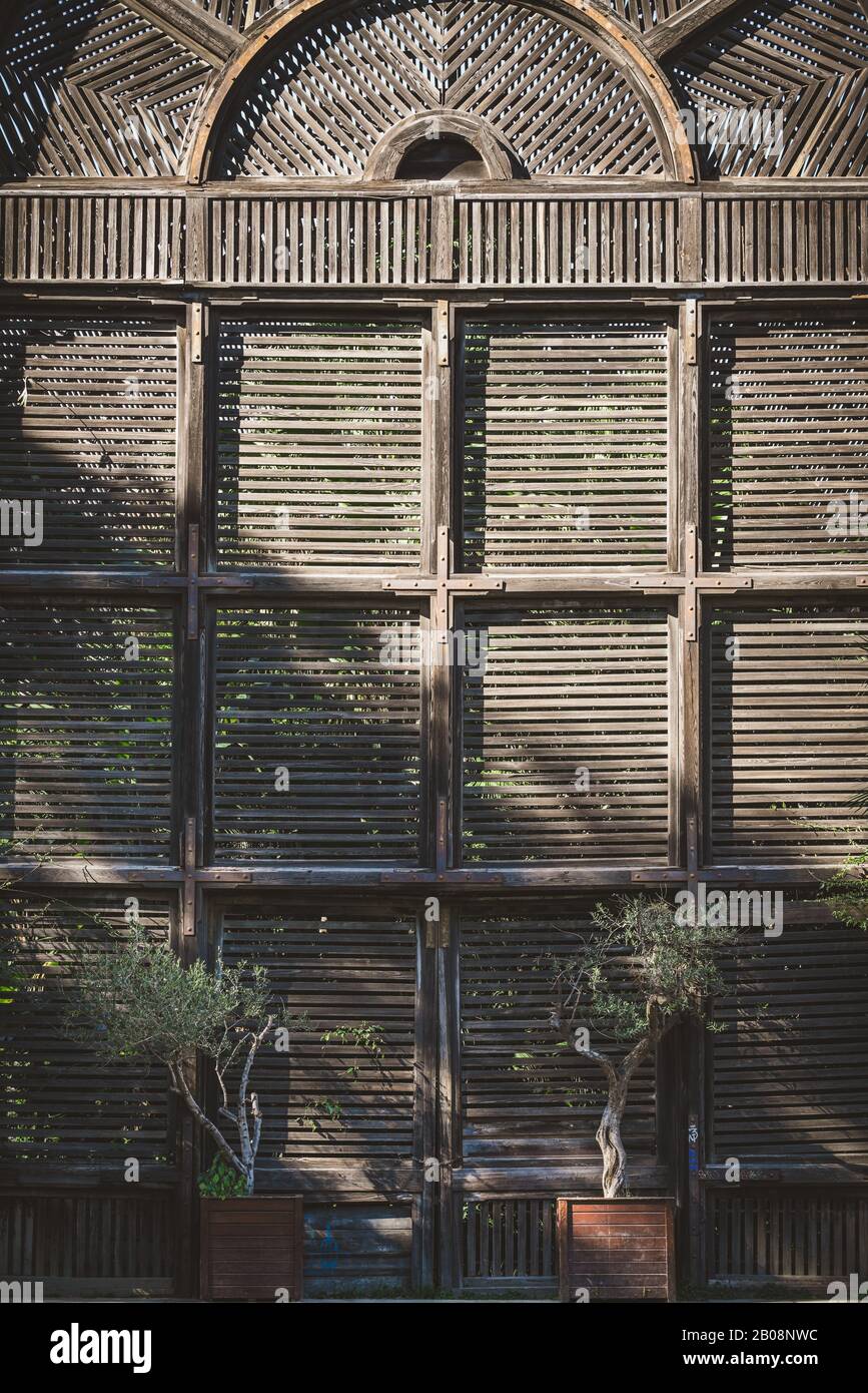 Alte Holzverschlusstüren eines Lath-Hauses Stockfoto