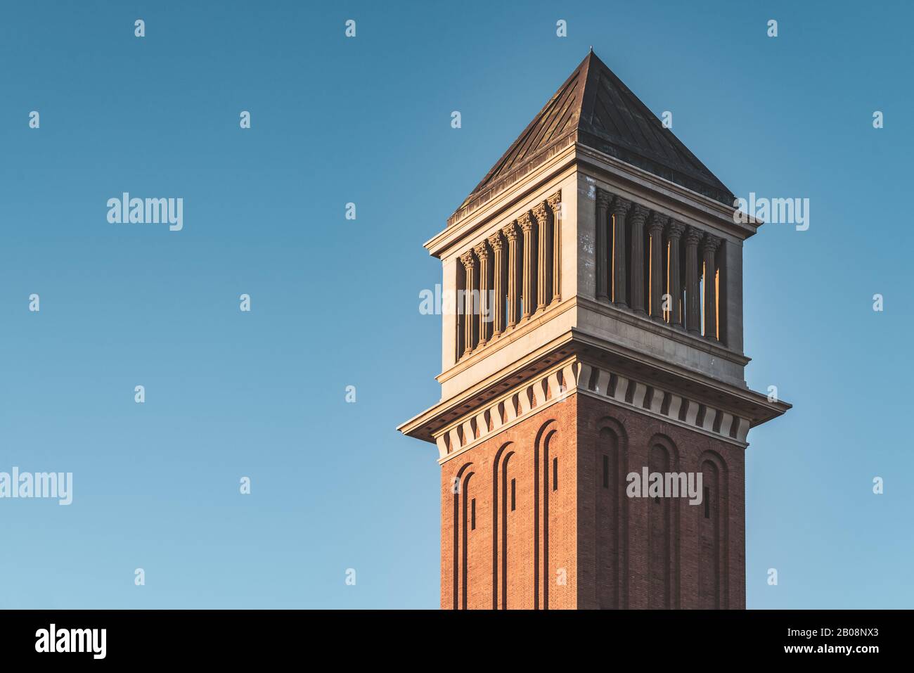 Der Turm von Barcelona bei Sonnenuntergang unter blauem Himmel Stockfoto