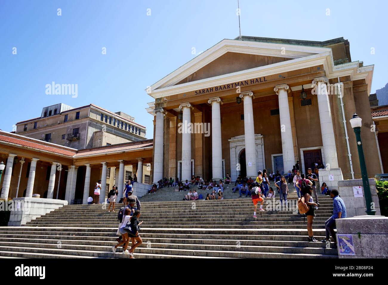Kapstadt, Südafrika - 19. Februar 2020: Studenten sitzen auf den kultigen Stufen der Universität Kapstadt in Südafrika. Stockfoto