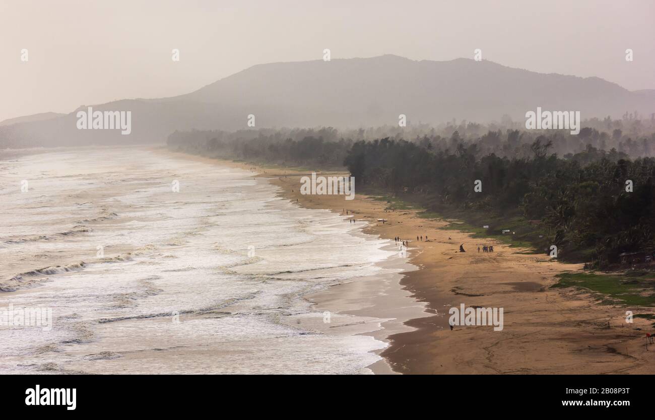 Luftbild der windgepeitschten, nebligen Landschaft des Meeres und des Strandes in der Stadt Gokarna in Karnataka, Indien. Stockfoto