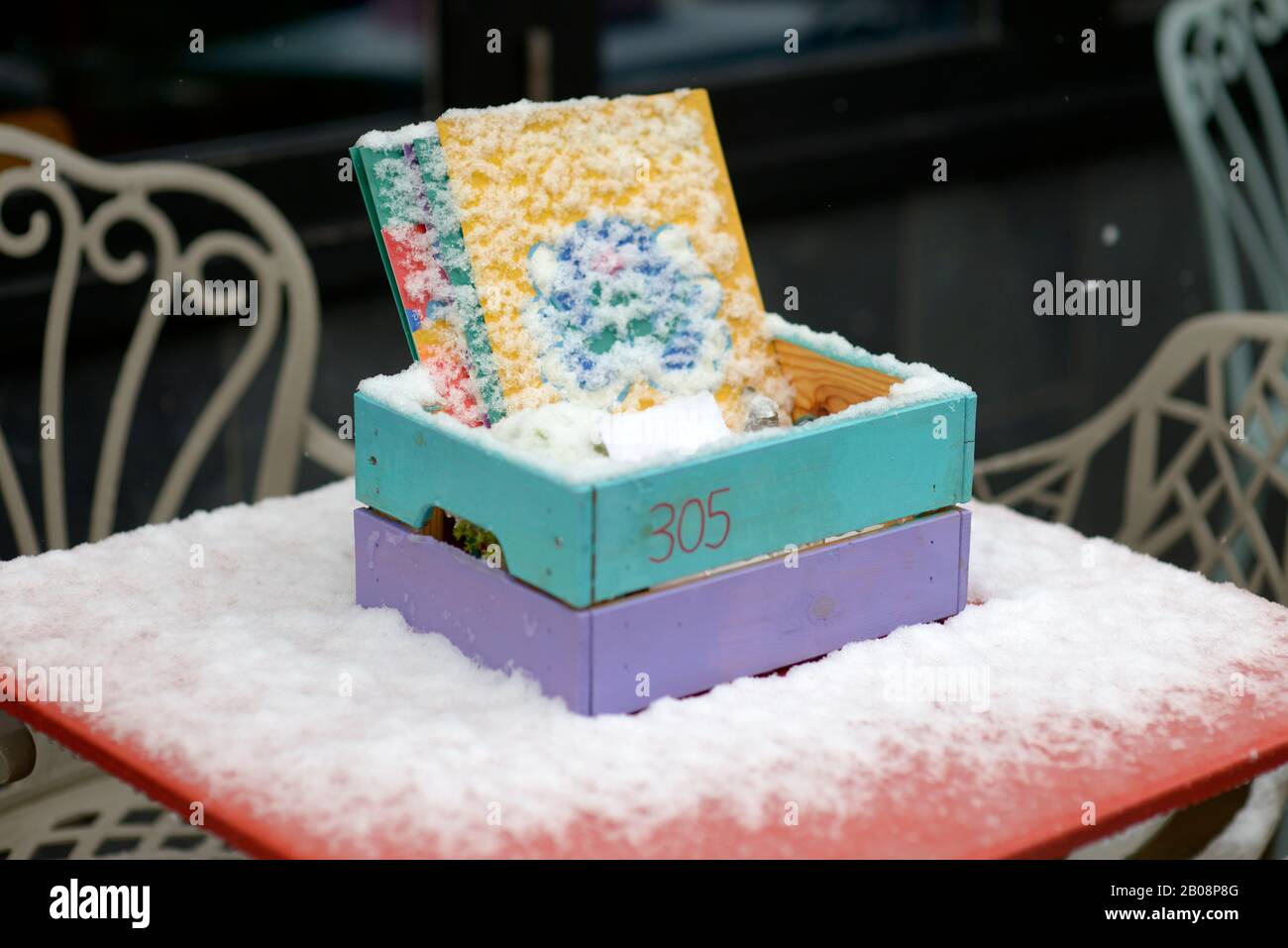 Menues auf Außentabellen im Schnee. Stockfoto