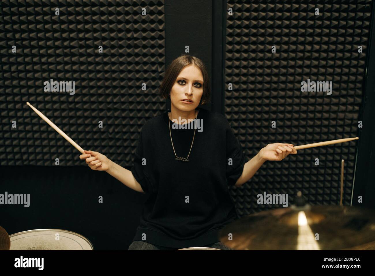 Junge Frau, die Schlagzeug spielt, selektiver Fokus Stockfoto