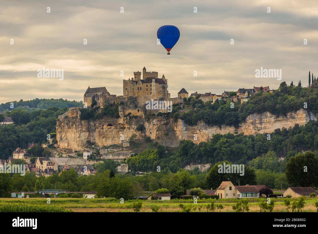 Beynac et Cazenac, Dordogne, Frankreich: Heißluftballons fliegen über Dordogne im Südwesten Frankreichs Stockfoto