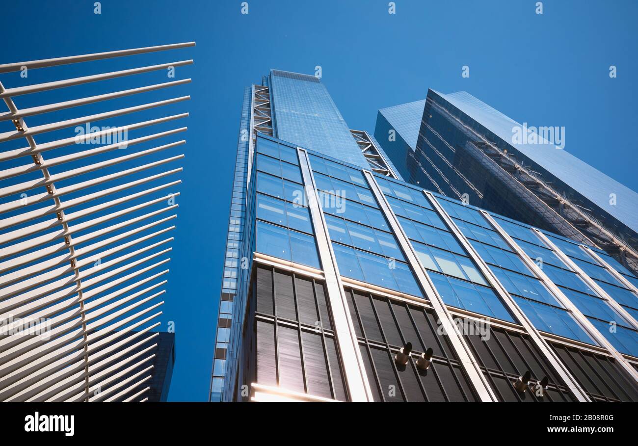 New York, USA - 05. Juli 2018: World Trade Center Complex mit Oculus Rippen (WTC Transportation Hub) gegen den blauen Himmel. Stockfoto
