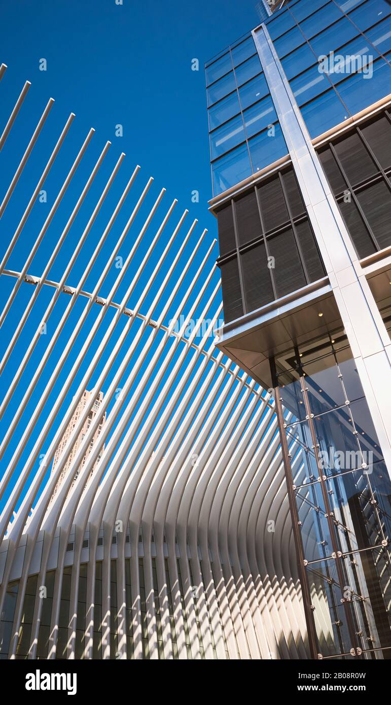 New York, USA - 05. Juli 2018: World Trade Center Complex mit Oculus Rippen (WTC Transportation Hub) gegen den blauen Himmel. Stockfoto