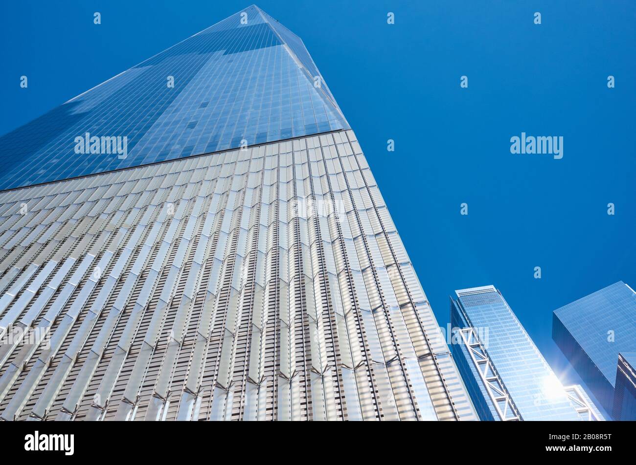 New York, USA - 05. Juli 2018: Nahaufnahme eines World Trade Centers (auch bekannt als Ein WTC oder Freedom Tower) gegen den blauen Himmel. Stockfoto New York, USA - 05. Juli 2018: Nahaufnahme eines World Trade Centers (auch bekannt als Ein WTC oder Freedom Tower) gegen den blauen Himmel. Stockfoto
