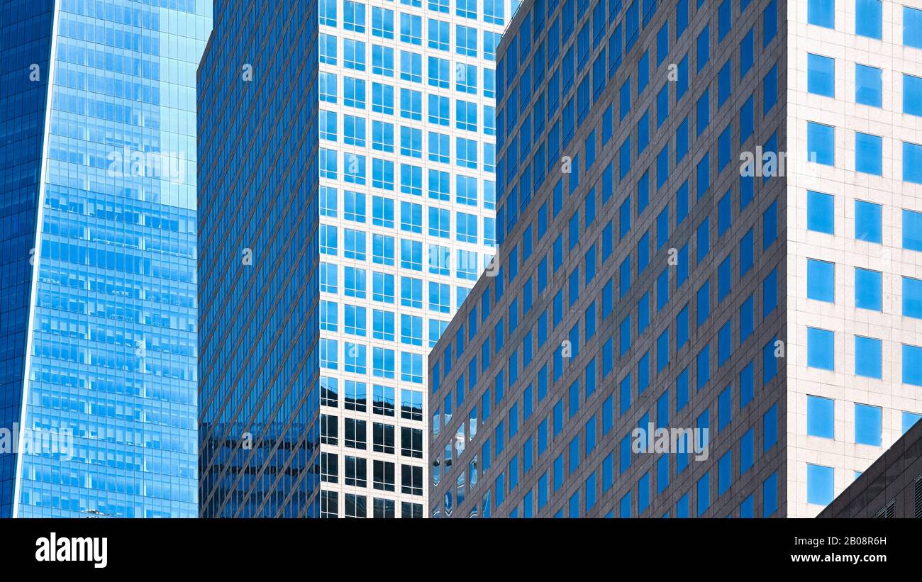 Fenster in modernen Gebäuden, urbaner Hintergrund. Stockfoto