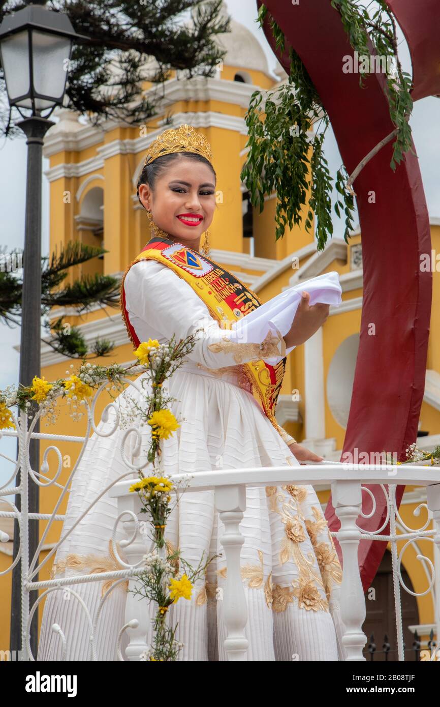 Bei der Parade des Marinera-Tanzfestivals in Trujillo Peru Stockfoto