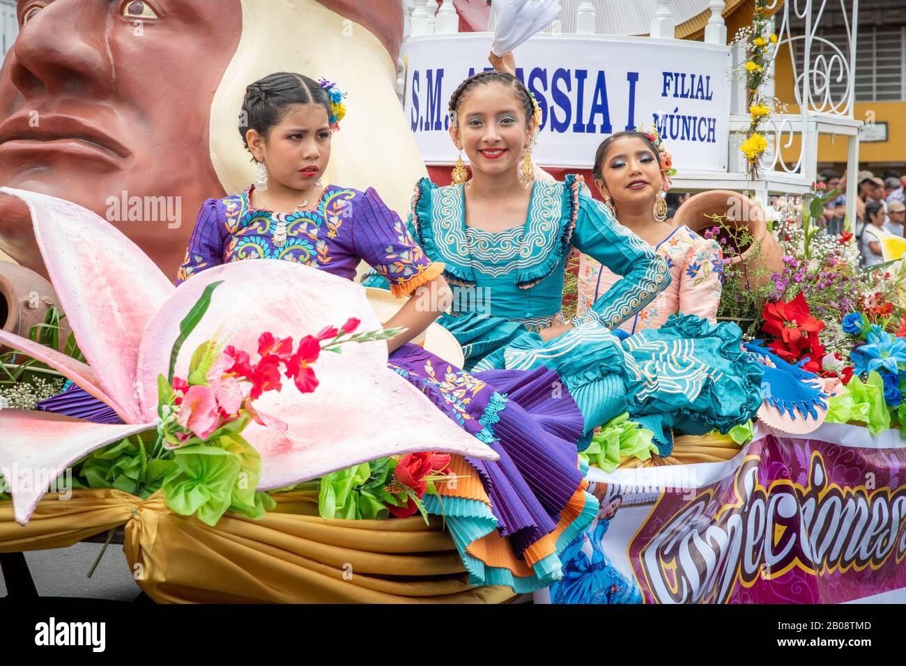 Bei der Parade des Marinera-Tanzfestivals in Trujillo Peru Stockfoto