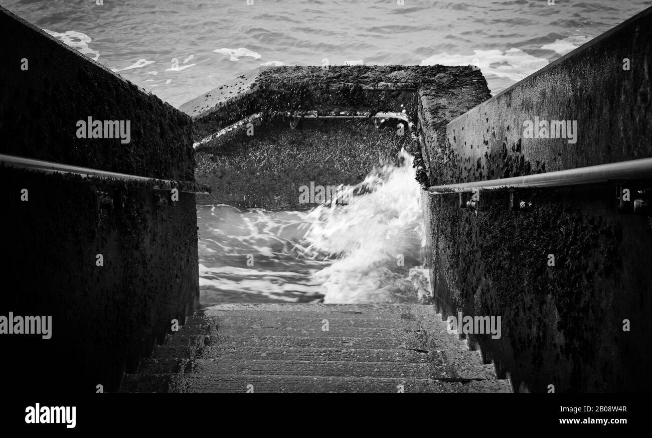 Wellen lappen auf der Treppe zum Strand in Blackpool, Südufer Stockfoto