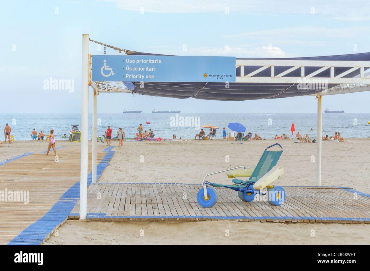 Zugang zu den Personen, die am Strand von Castellon de la Plana (Spanien) deaktiviert sind. Menschen an der Küste des Mittelmeeres. Nachmittagsmoment. Stockfoto