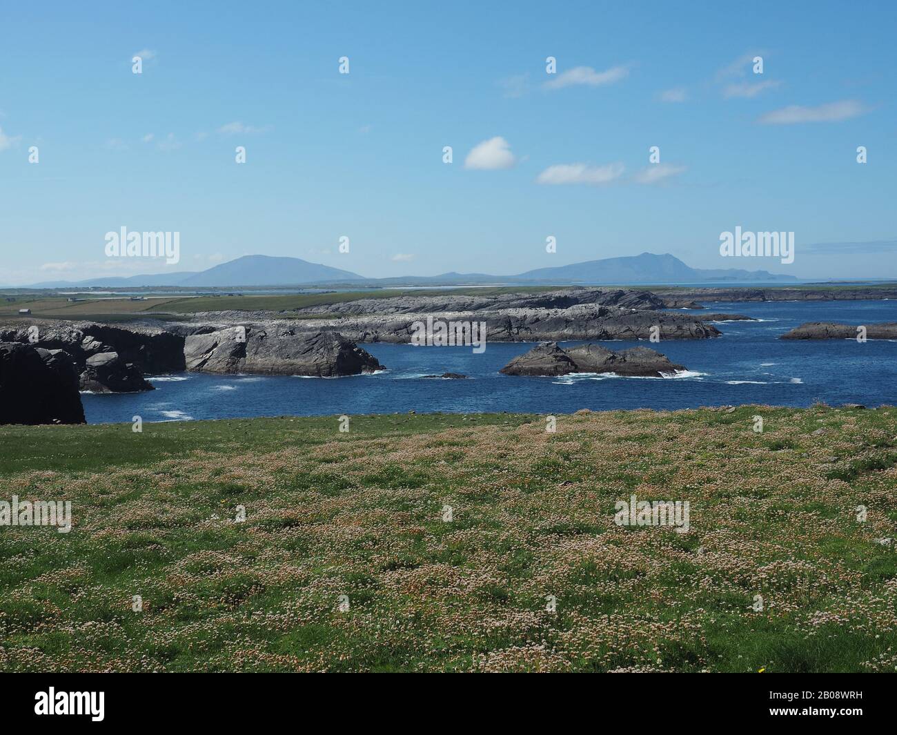 Achill Island, Erris, Co. Mayo, Irland von Doonamoe Point, Gladere aus gesehen. Die beiden Gipfel sind Slievemore (links) und Croaghaun. Stockfoto