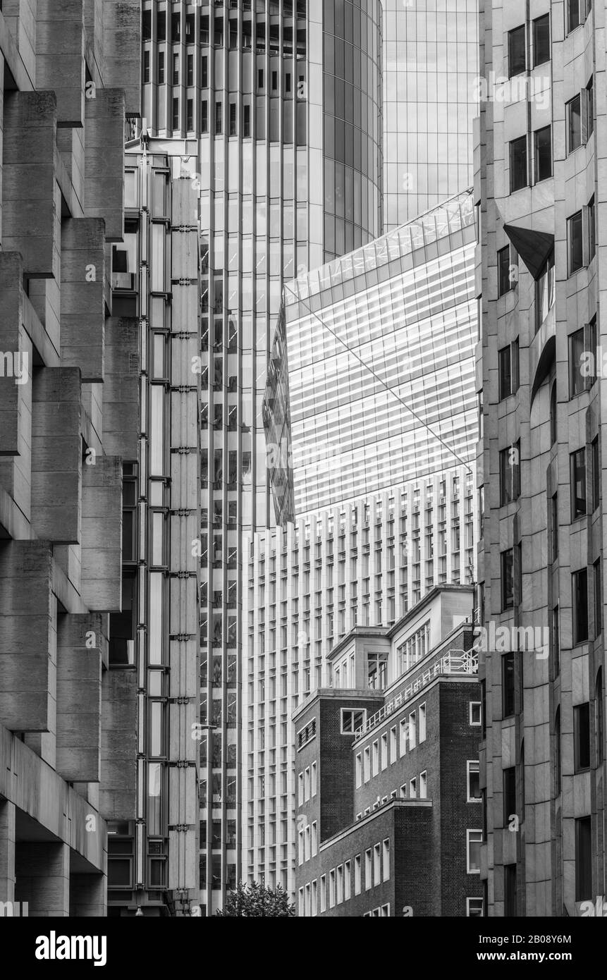 Verschiedene Gebäudeentwürfe mit kontrastierenden Arktisstilen an der Minching Lane mit Blick auf die Fenchurch Street in der City of London, England Stockfoto