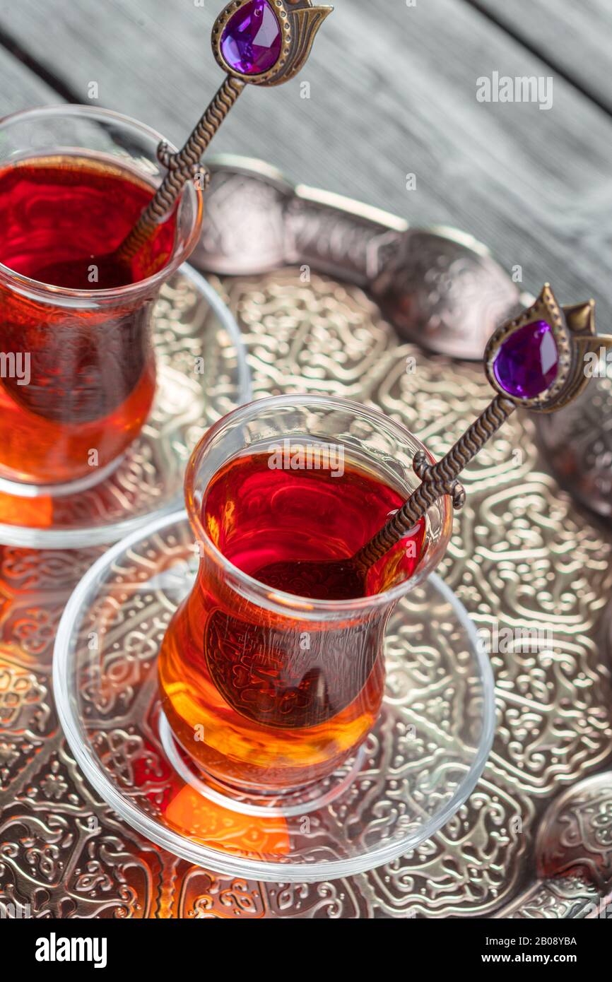 Türkischer Tee aus traditionellem Glas. Kreatives Foto Stockfoto