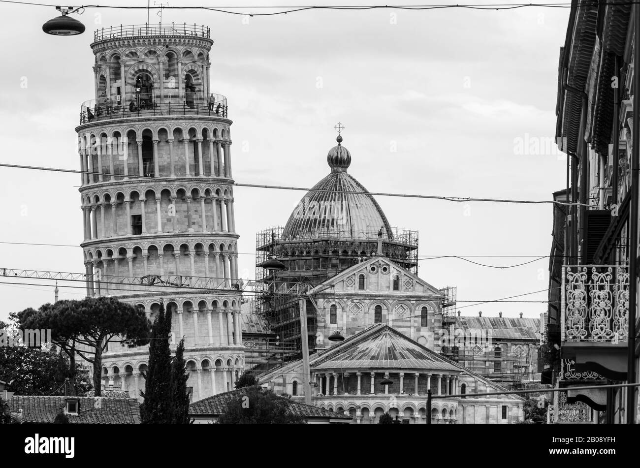 Der schiefe Turm von Pisa in Schwarz und Weiß, in Pisa, Toskana, Italien. Stockfoto
