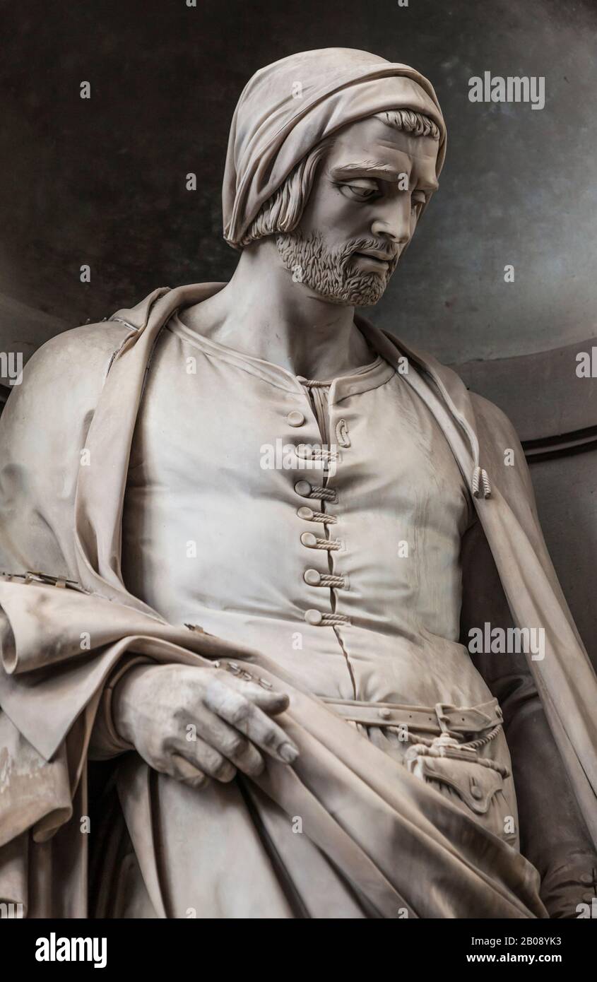 Eine Statue von Nicola Pisano außerhalb der Uffizien in Florenz, Italien. Pisano wird manchmal auch als Gründer der modernen Skulptur bezeichnet. Stockfoto