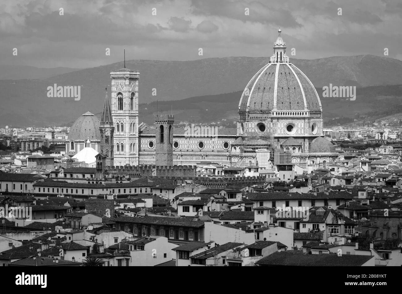 Kathedrale von Santa Maria del Fiore in Florenz, Italien, Europa in schwarz und weiß mit der Sonne Hervorhebung des Gebäudes. Stockfoto