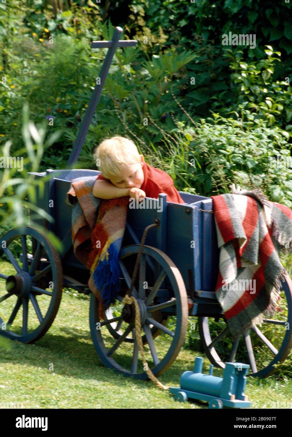 Kleiner Junge, der nur IN DER GARTENFOR-REDAKTION in der alten Karre spielt Stockfoto