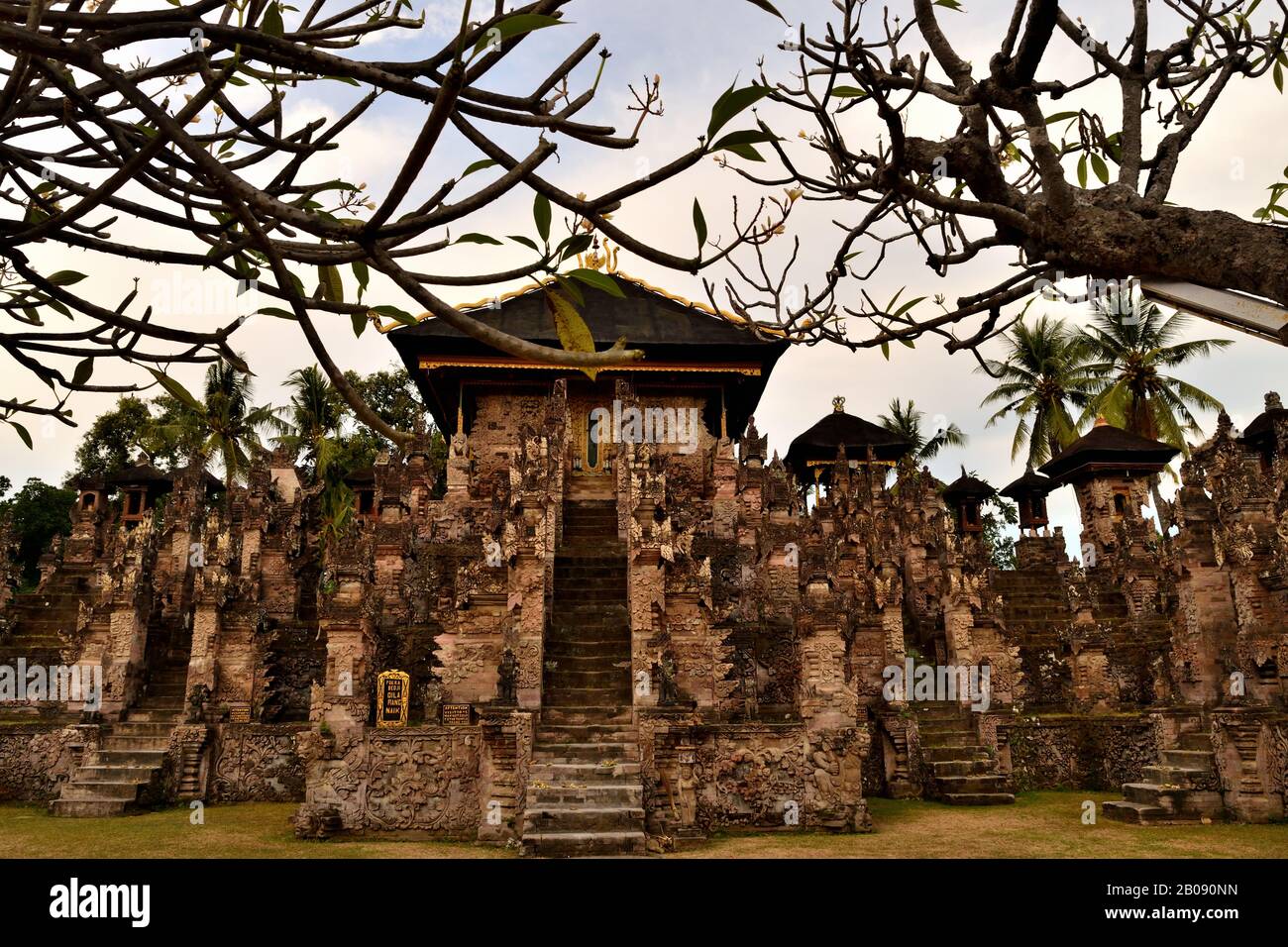 Blick auf den Pura Beji Tempel hinter einem Frangipani Baum, Bali Stockfoto