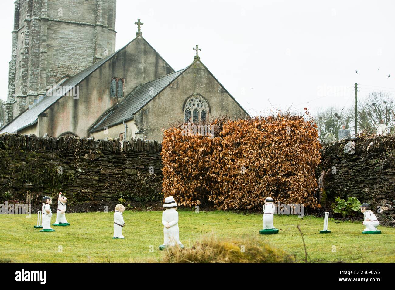Modelle eines Cricket-Teams in einem Garten in Somerset, England Stockfoto