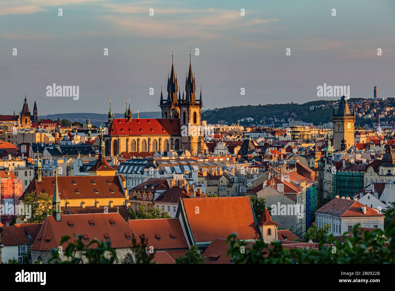 Prag/Tschechien - 23. Mai 2019: Schöner Blick auf das Stadtbild, den Dom von Tyn und Den Alten Rathausturm an einem sonnigen Frühlingsabend. Blauer Himmel. Stockfoto
