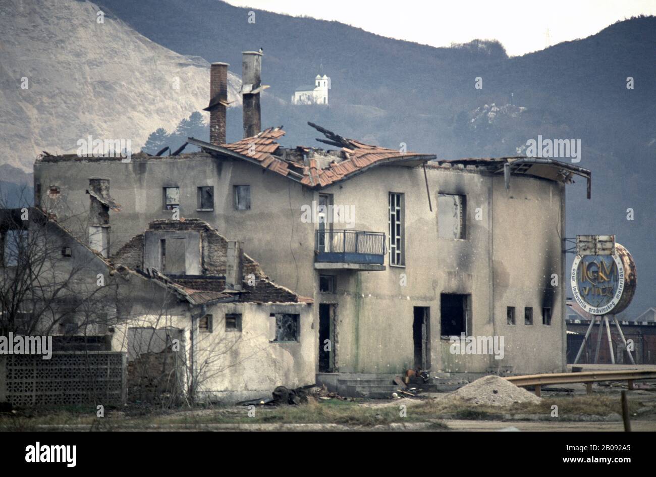 Januar 1994 Ethnische Säuberungen während des Krieges in Zentralbosnien: Verbrannte Häuser und Gebäude in Grbavica, am Stadtrand von Vitez, vier Monate zuvor von HVO-Truppen (bosnisch-kroat) angegriffen. Stockfoto
