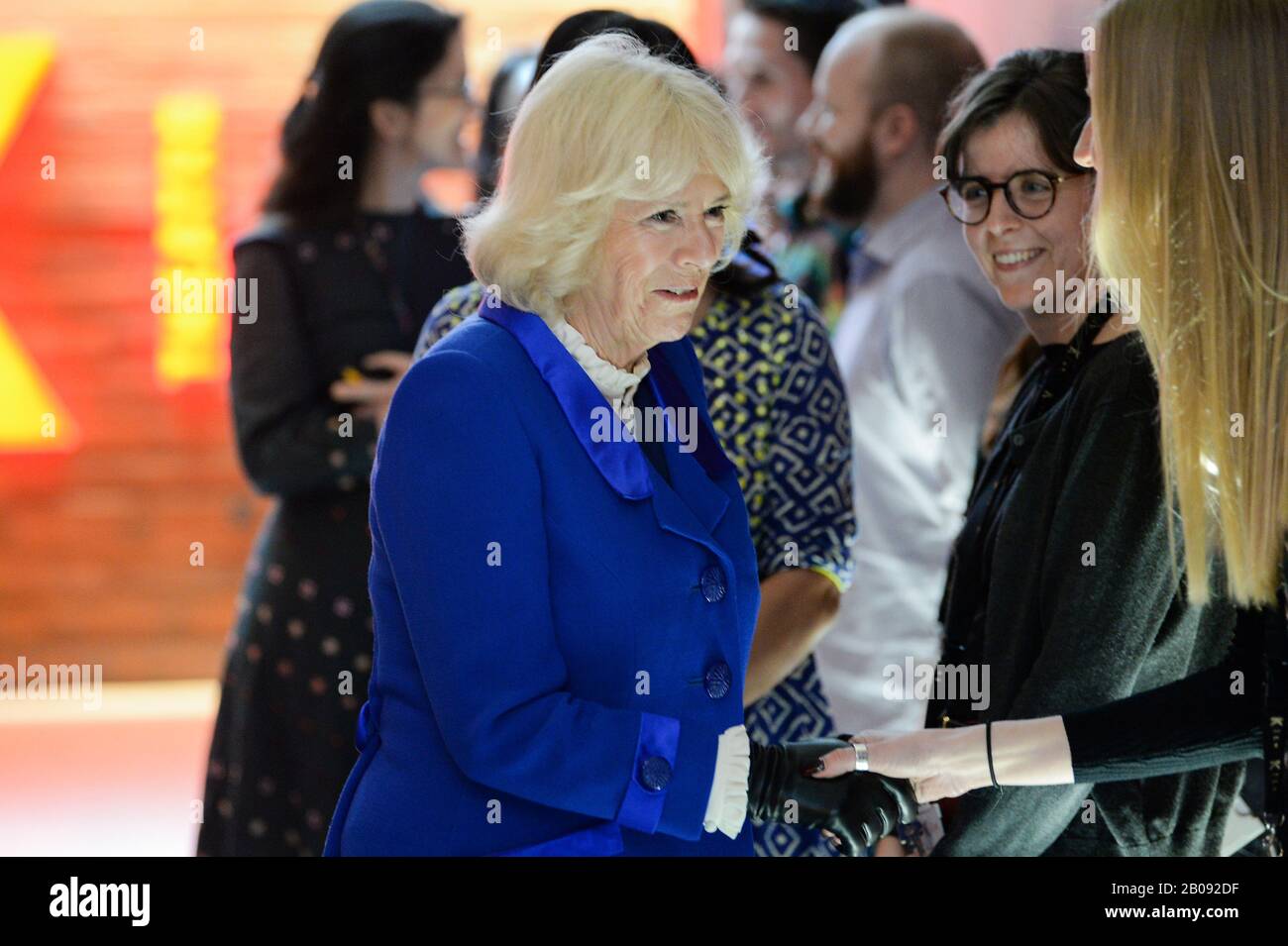 Die Duchess of Cornwall während einer Tour durch das Kiln Theatre im Rahmen ihres Besuchs in Brent, dem London 2020 Borough of Culture. Stockfoto