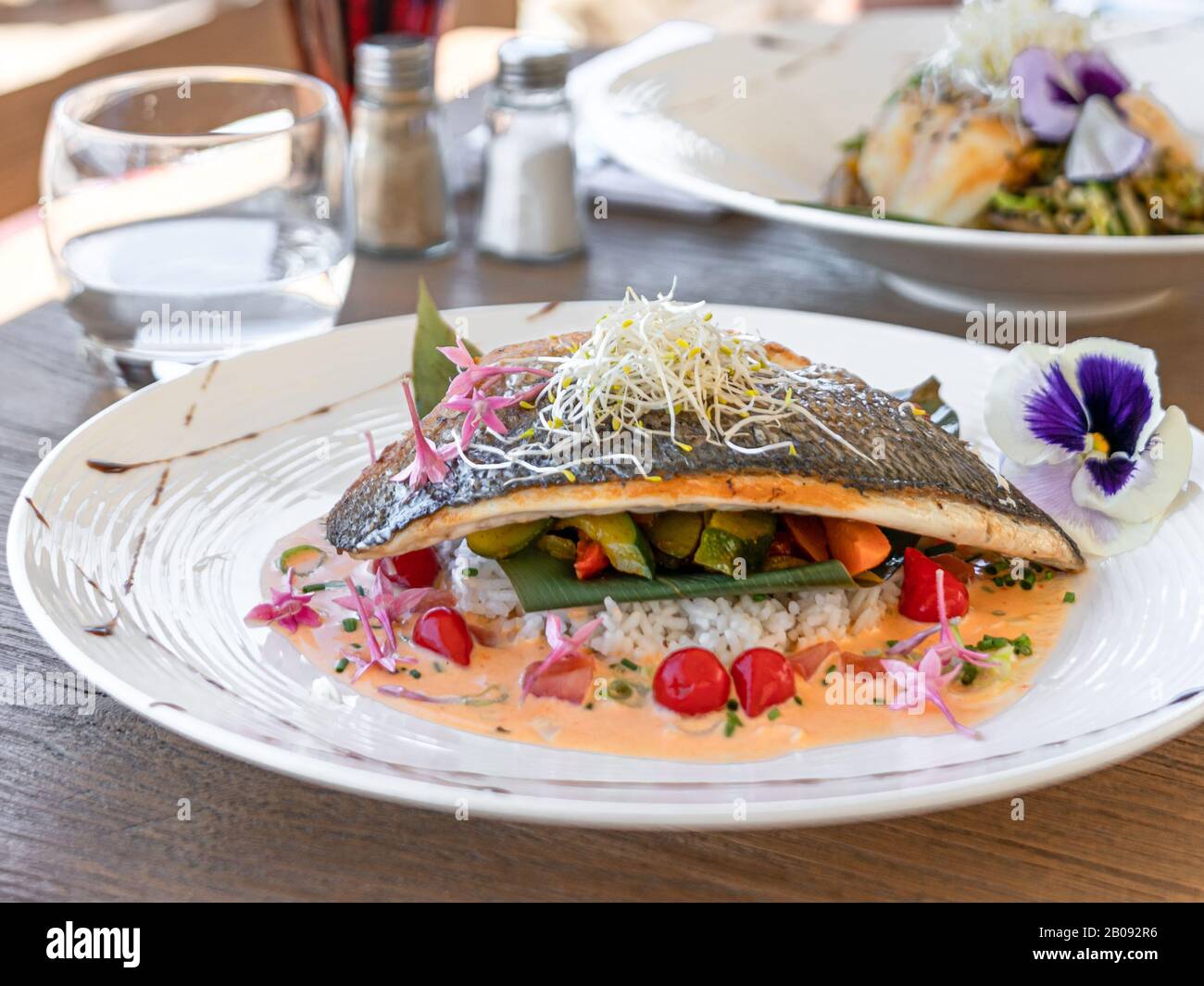 Meeresbrassen Fisch Auf Dem Restauranttisch In Der Nähe Des Strandes Stockfoto