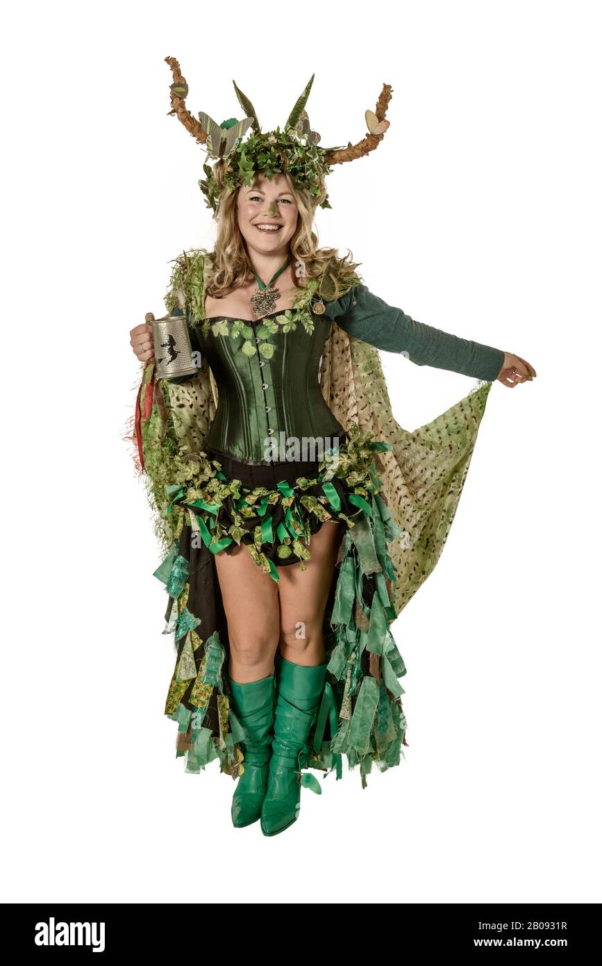 Junge Frau im Kostüm auf dem Hastings Traditional Jack auf dem Green Festival. Hastings. East Sussex. England. GROSSBRITANNIEN Stockfoto