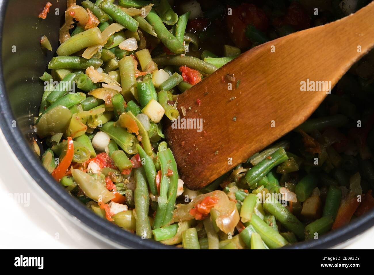 Kochen verschiedener Gemüse in einem langsamen Herd Stockfoto