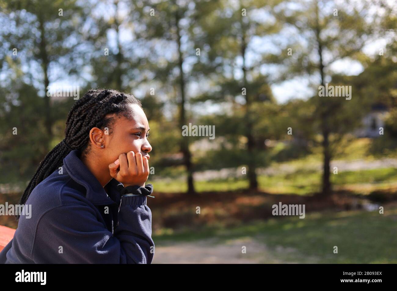 Porträt eines afroamerikanischen Teenagermädchens, das tief überlegt wegschaut Stockfoto