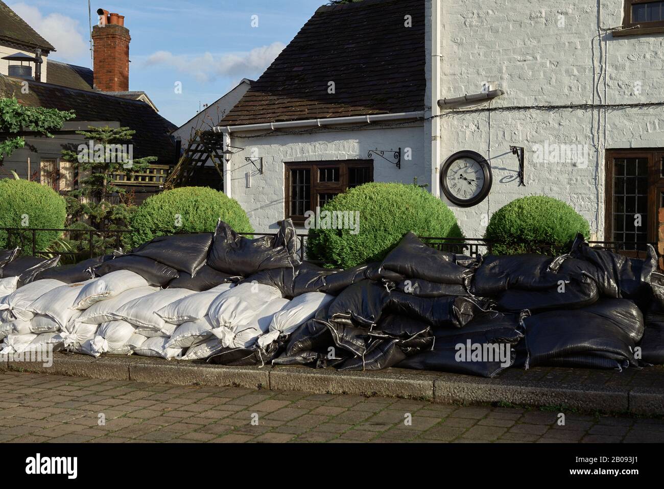 Die kleine Stadt Upton upon Severn erhält die Warnung, dass Überschwemmungen "eine erhebliche Lebensgefahr" darstellten, aber die Hochwasserschutzanlagen, die letzte Nacht abgehalten wurden. Stockfoto