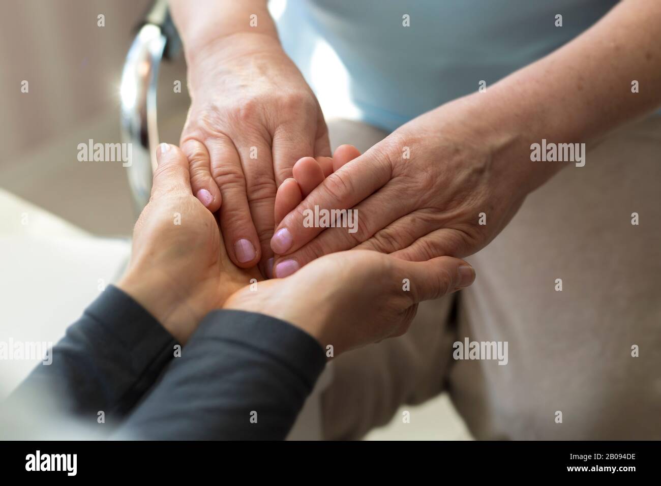 Hände einer reifen Frau oder Pflegekraft. Nahaufnahme. Stockfoto