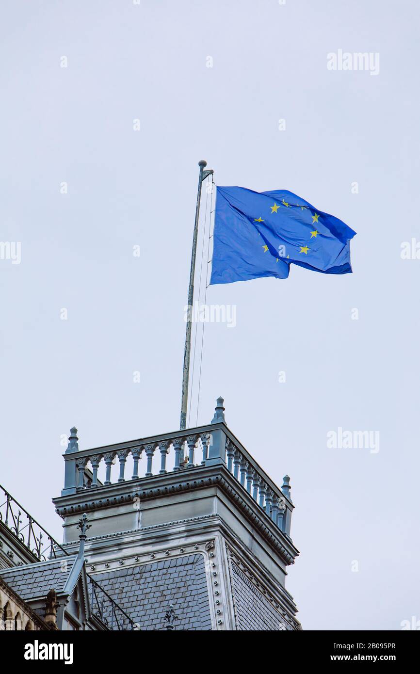 Fahne der Europäischen Union vor blauem Himmel Stockfoto