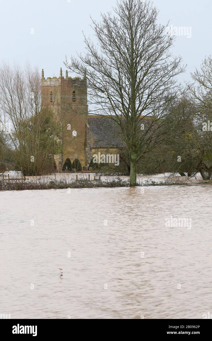 Überschwemmungen im ländlichen Gloucestershire, nachdem Sturm Dennis den Fluss Severn dazu brachte, seine Ufer zu durchbrechen und zahlreiche ländliche Gemeinden in Gloucestershi zu überschwemmen Stockfoto