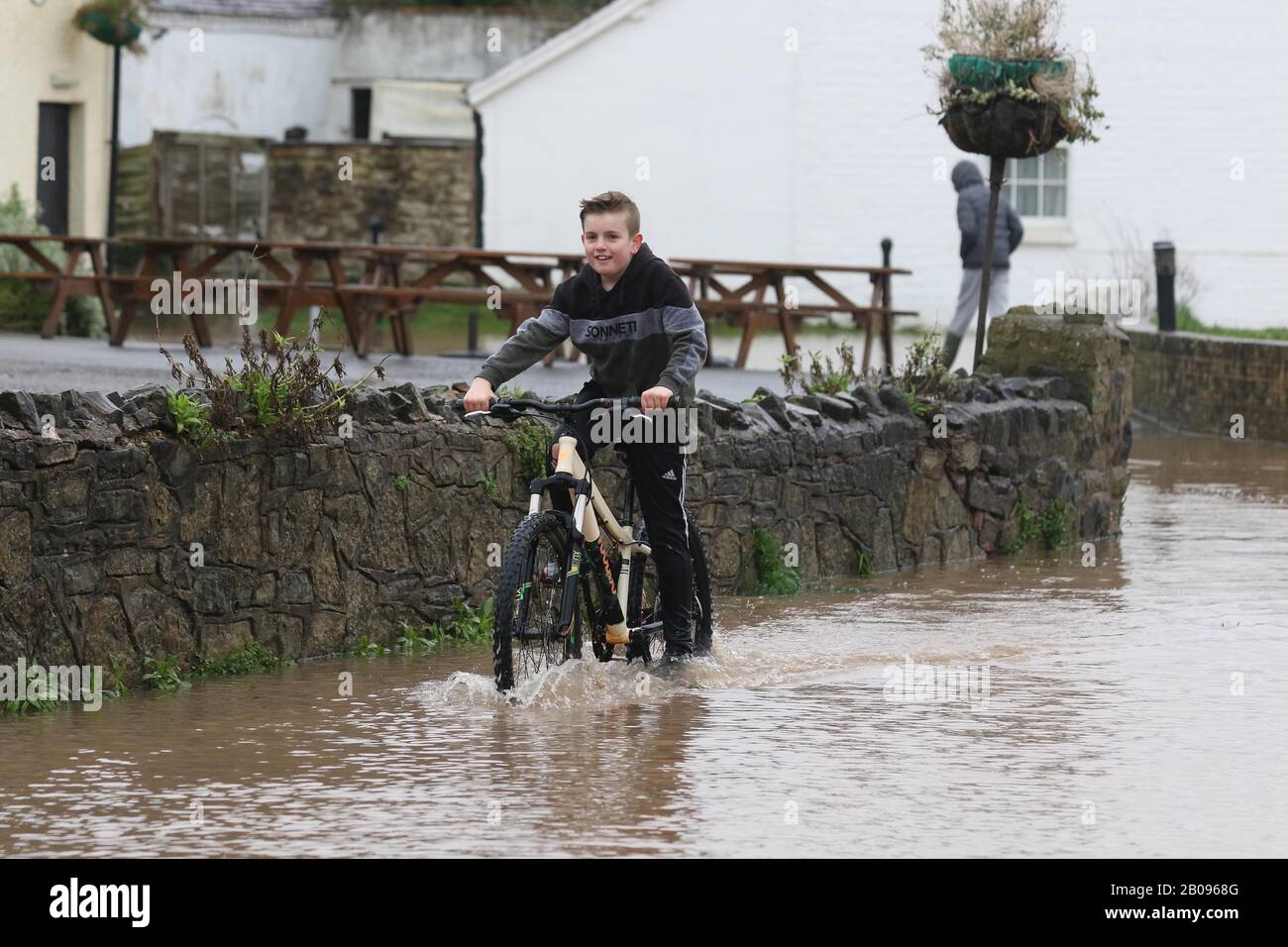 Überschwemmungen bei Maisemore im ländlichen Gloucestershire, nachdem Sturm Dennis den Fluss Severn dazu brachte, seine Ufer zu durchbrechen und zahlreiche ländliche Gemeinden in zu überschwemmen Stockfoto