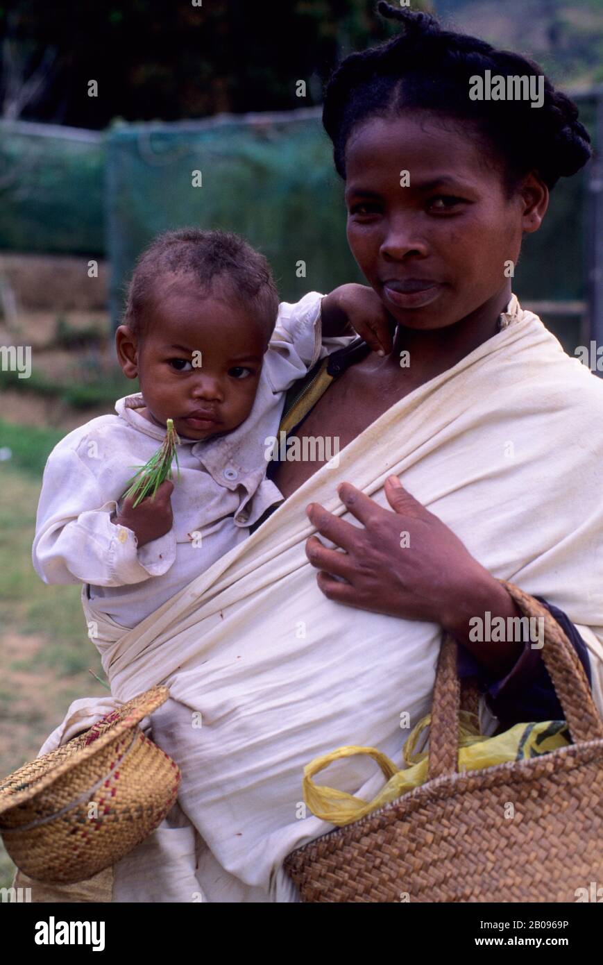 MADAGASKAR, IN DER NÄHE VON MORAMANGA, MANDRAKA, MUTTER MIT KIND Stockfoto