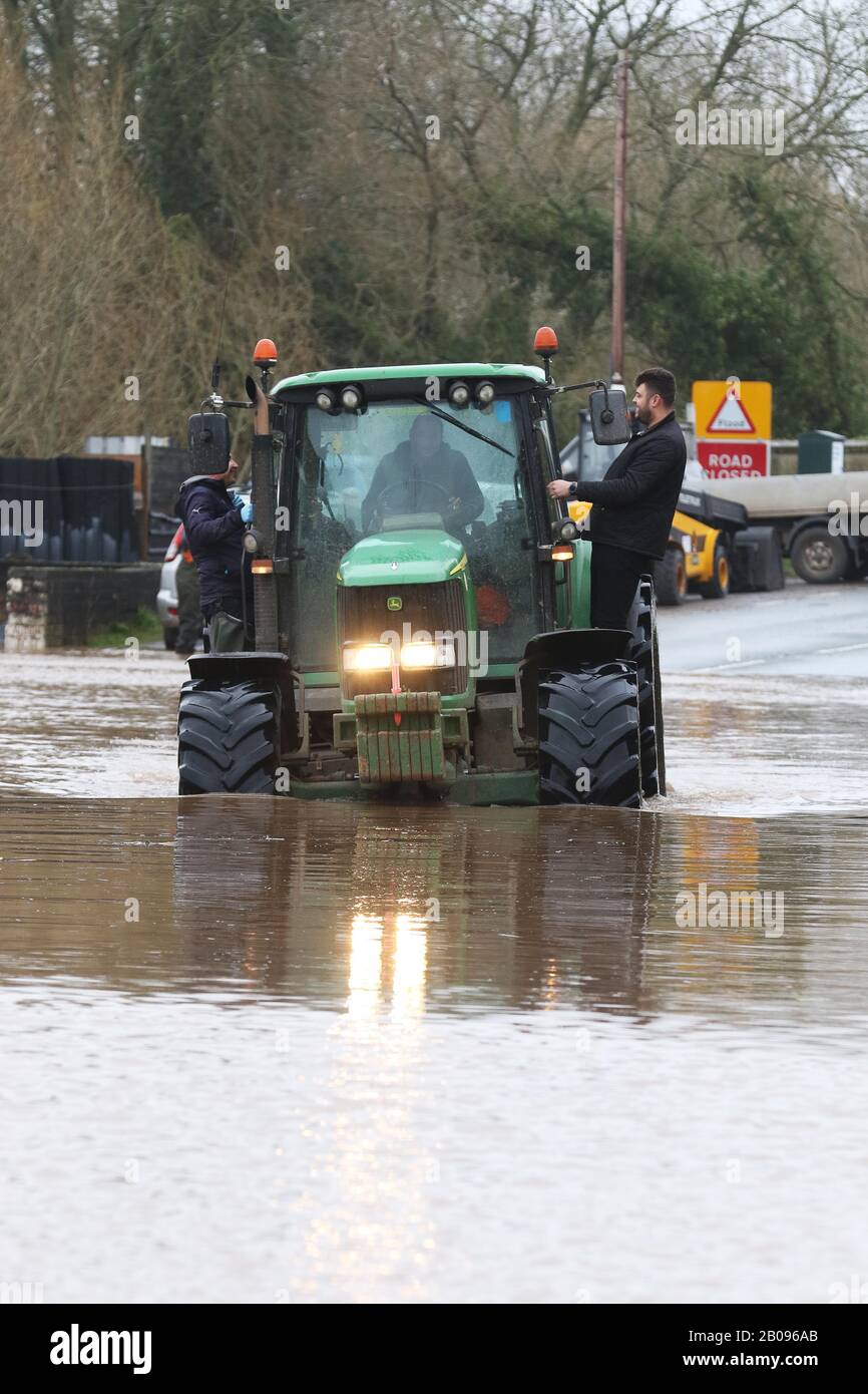 Überschwemmungen bei Maisemore im ländlichen Gloucestershire, nachdem Sturm Dennis den Fluss Severn dazu brachte, seine Ufer zu durchbrechen und zahlreiche ländliche Gemeinden in zu überschwemmen Stockfoto