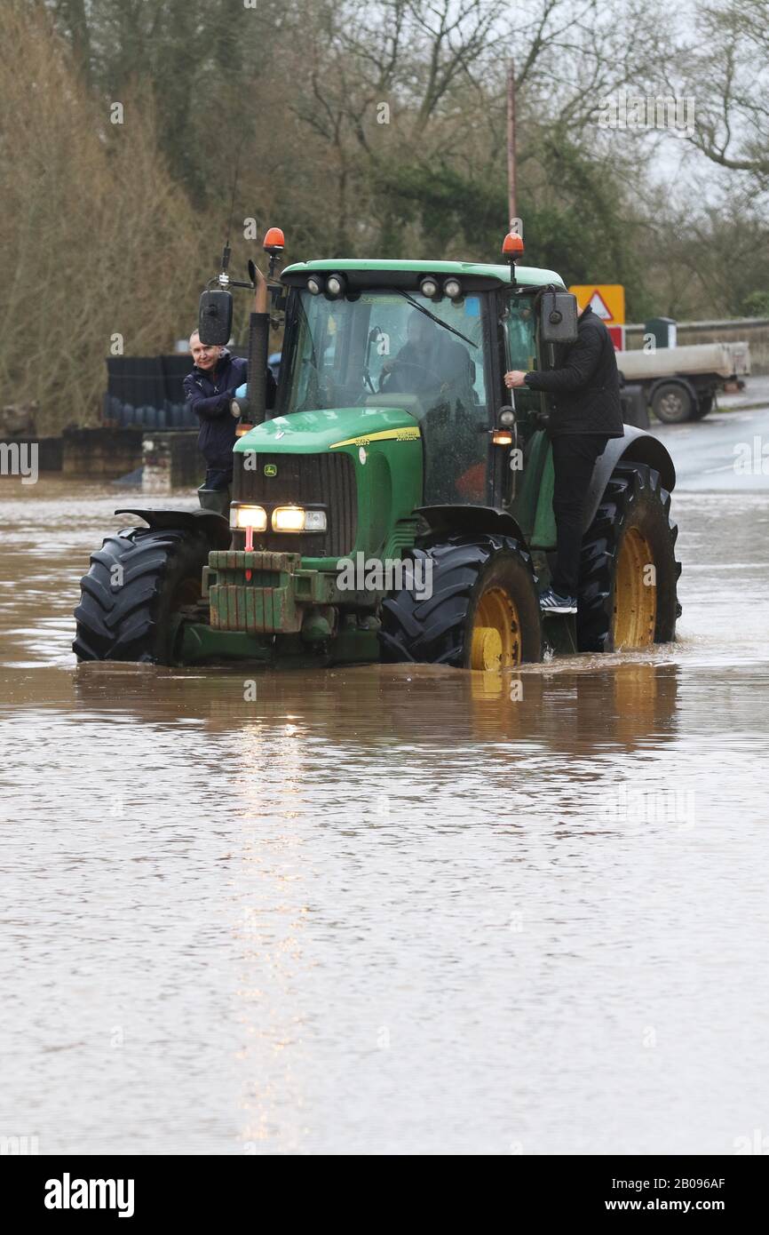 Überschwemmungen bei Maisemore im ländlichen Gloucestershire, nachdem Sturm Dennis den Fluss Severn dazu brachte, seine Ufer zu durchbrechen und zahlreiche ländliche Gemeinden in zu überschwemmen Stockfoto