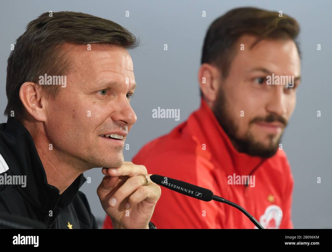 19. Februar 2020, Hessen, Frankfurt am Main: Fußball: Europa League, vor dem Hinspiel der Zwischenrunde Eintracht Frankfurt - FC Salzburg in der Commerzbank-Arena. Trainer Jesse Marsch (l) und Andreas Ulmer nehmen an der Pressekonferenz von RB Salzburg Teil. Foto: Arne Dedert / dpa Stockfoto