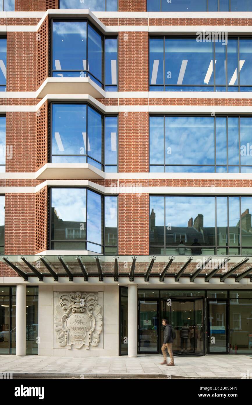 Eingang zum Krankenhaus. UCLH Eye Hospital, London, Großbritannien. Architekt: Pilbrow und Partner, 2019. Stockfoto