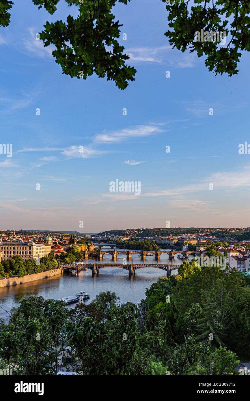 Prag/Tschechien - 23. Mai 2019: Malerische Sicht auf das Stadtbild, die Vltava- und Karlsbrücke, Manes- und Jirasek-Brücken über das Wasser. Stockfoto