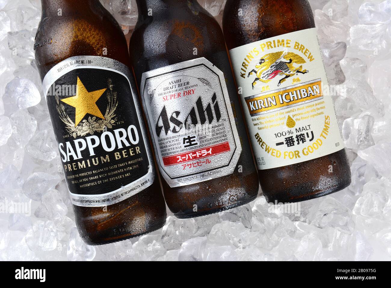 Irvine, CA - 11. JANUAR 2015: Drei Flaschen japanisches Bier auf einem Eisbett. Sapporo, Asahi und Kirin Ichiban sind drei der beliebtesten Japane Stockfoto