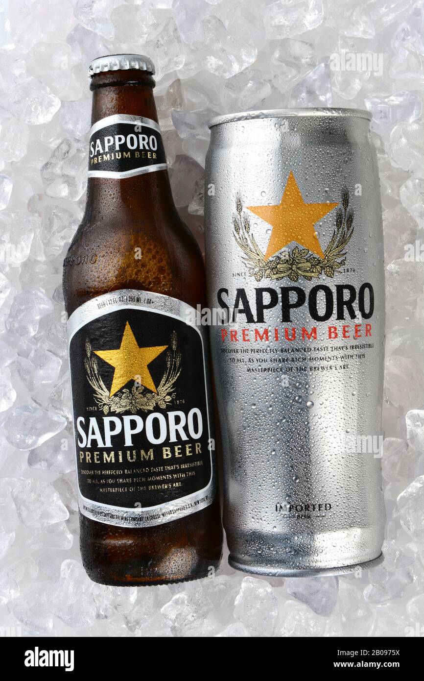 Irvine, CA - 12. JANUAR 2015: Eine Dose und eine Flasche Sapporo-Bier auf einem Eisbett. Die japanische Brauerei wurde im Jahr 1876 vom deutschen Braumeister sei gegründet Stockfoto