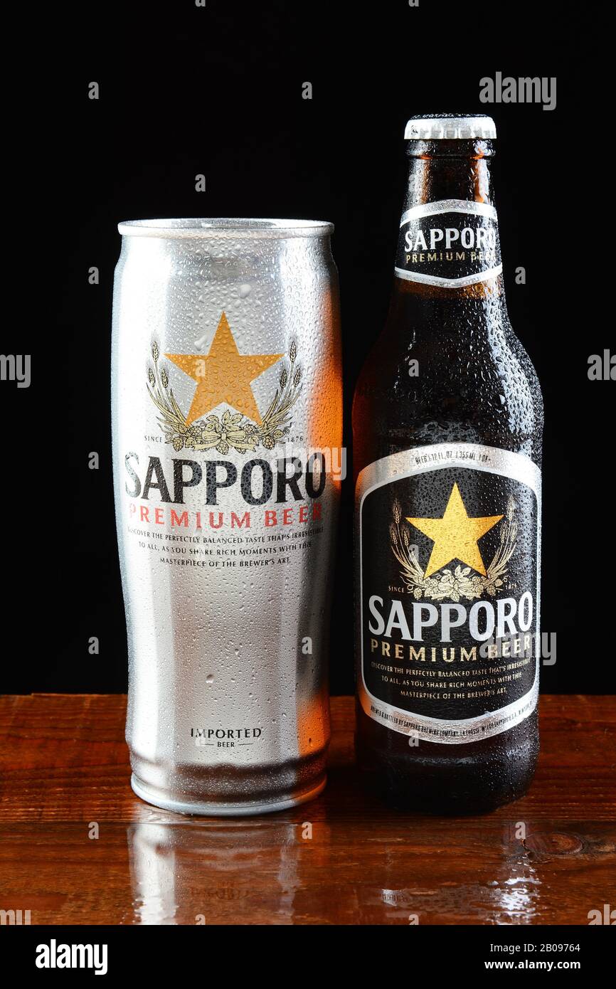 Irvine, CA - 18. JUNI 2015: Eine Dose und eine Flasche Sapporo-Bier an einer nassen Bar. Die japanische Brauerei, die im Jahr 1876 von dem deutschen Brauer Seibei Nakaga gegründet wurde Stockfoto
